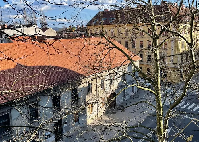 In Center * Λιουμπλιάνα