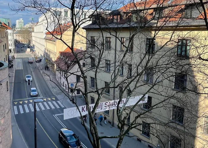 In Center * Λιουμπλιάνα